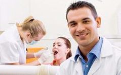 Clínica Dental Lipe Dentistas atendiendo a una paciente
