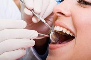 Clínica Dental Lipe Dentista tratando a una mujer