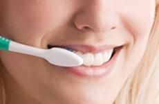 Clínica Dental Lipe Mujer cepillándose los dientes